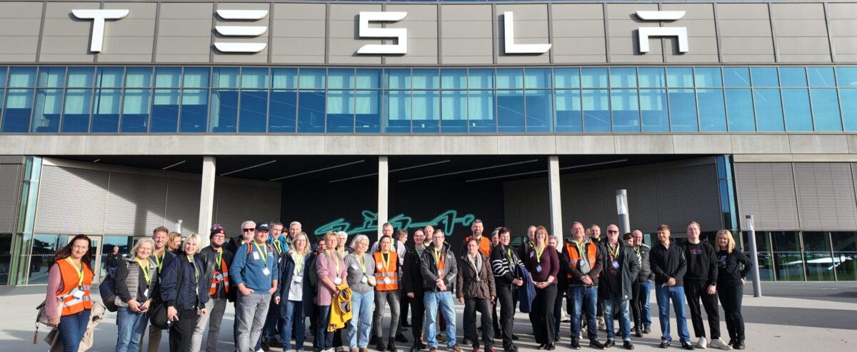 Über 40 Lehrerinnen und Lehrer nahmen an der Berufsorientierungstour bei Tesla teil