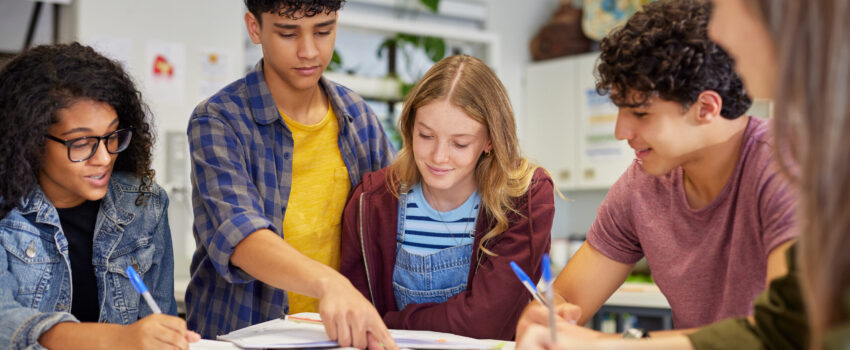 Schüler beim Brainstorming
