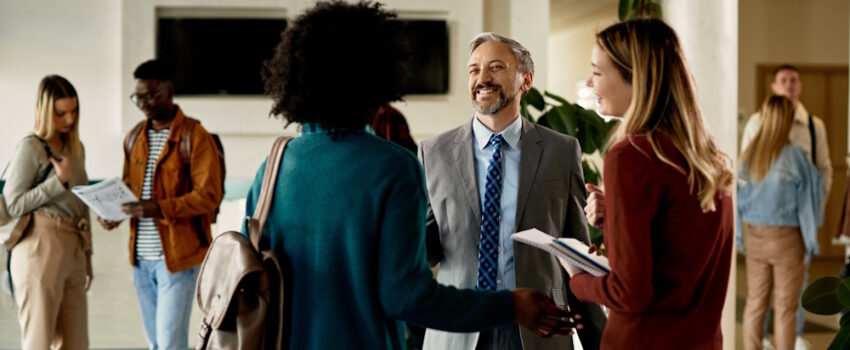 Schüler sprechen mit Unternehmer